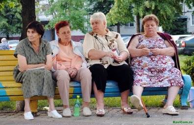 мем Бабушки на скамейке обсуждают наркоманов и проституток
