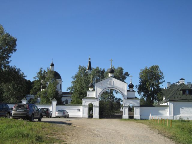 Файл:Святые ворота в Никольский храм в с.Мансурово.jpg